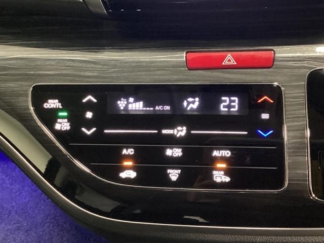 セレクトレバーの左側にプラズマクラスター付き・オートエアコンがついてますので、簡単操作で快適に過ごせます。リア熱線のスイッチの中に、雪道に対応したサイドミラーヒーターも入っています。