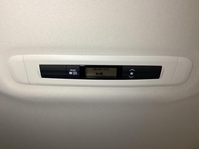 ルーフ中央にエアコン操作パネルがついていますので、２列目・３列目にお乗りの方も快適に過ごせます。
