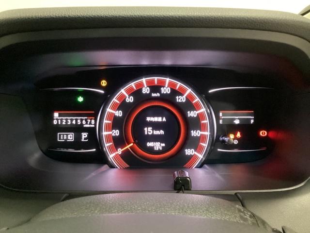 スピードメーターを大きく配した見やすいメーター部になっています。中央のインフォメーション画面でオドメーターや燃費などの情報を確認できます。