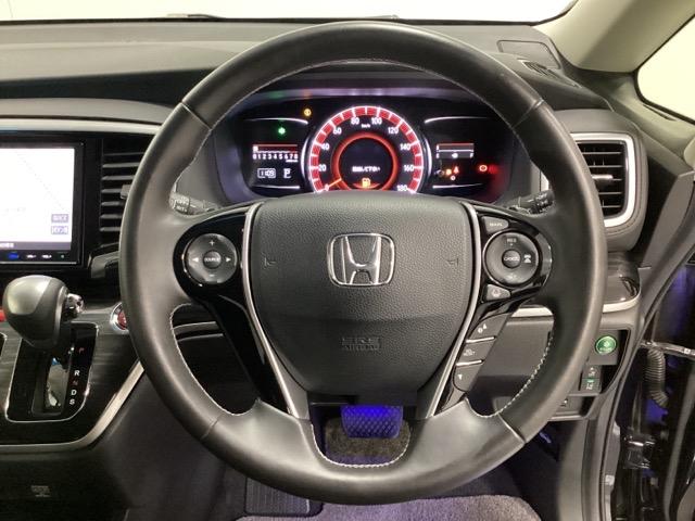 ハンドルにＨｏｎｄａセンシング系のクルーズコントロールやレーンキープアシストなどのスイッチと、オーディオの操作スイッチが装備されています。ハンドルから手を離さず安全に操作できます。