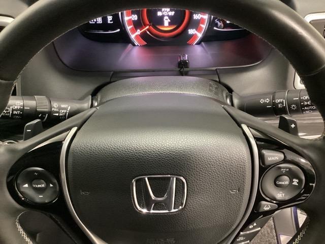 ステアリングの裏側、左右にパドルシフトがついています。右が＋、左が−の操作でシフトチェンジを行い、エンジンブレーキなどのマニュアル操作ができます。