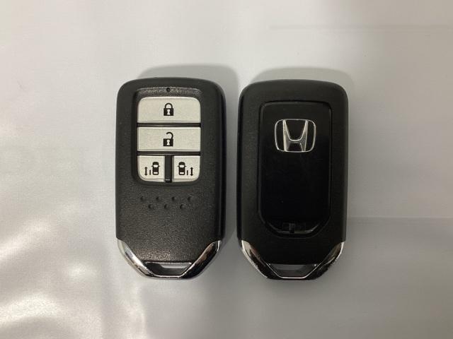 スマートキー付きですからドアロックの開閉およびエンジンスタートが楽々です。電動スライドドアの開け閉めもボタンで操作できます。スペアキーも同じものを用意しております。
