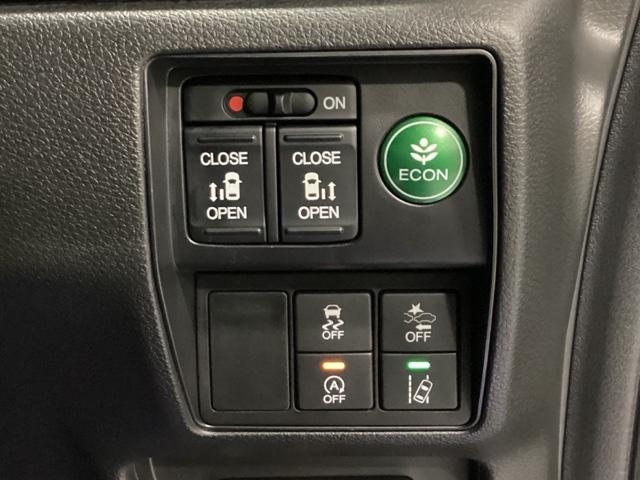 リアドアは乗り降りに便利な両側電動スライドドアです。また、Ｈｏｎｄａセンシング用のＶＳＡ解除とレーンキープアシストシステムのメインスイッチなども装備しています。燃費に役立つＥＣＯＮボタンもここです。