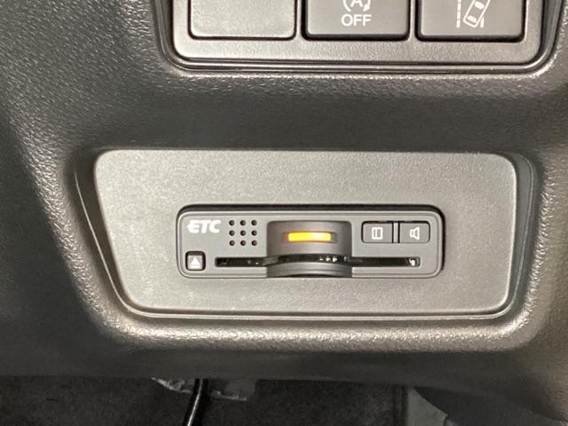 ハンドルの右下にＥＴＣがついています。高速道路の料金所の通過も楽々です！。　カードの取り出しもしやすい場所についています。