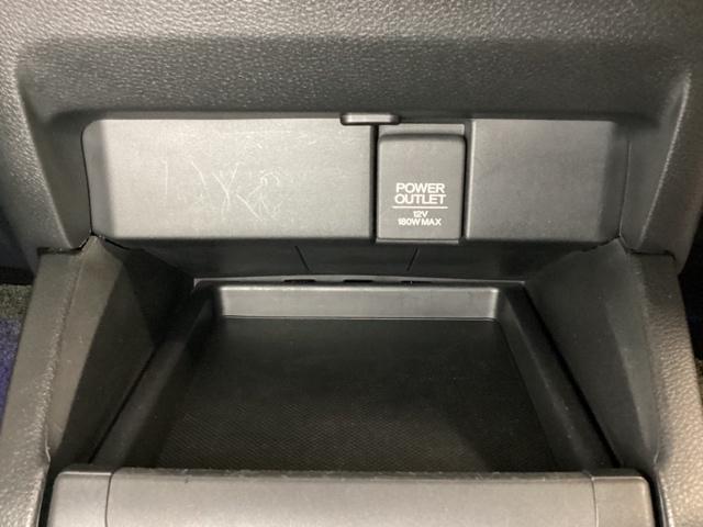 アクセサリーソケットはＵＳＢのアダプターなどをつければ、スマホの充電にも使えます。周辺には物が置けるトレイがついています。