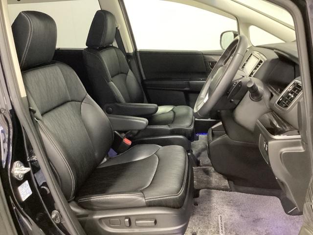 運転席は８ＷＡＹの電動パワーシートになっています。電動で前後のスライドやシートハイト、背もたれのリクライニングの調節ができ、微調整もききますのでお好みのシート位置に合わせることができます。