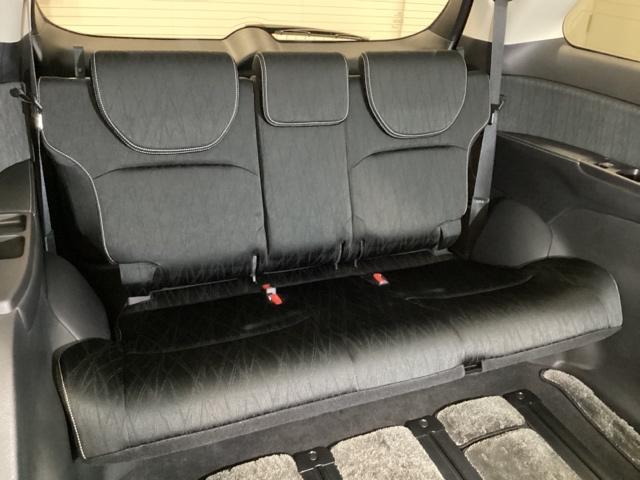 ３列目シートは２列目シートがスライドするので、足元も広くしっかり座れるスペースが確保されています。両サイドにはカップホルダーもついています。