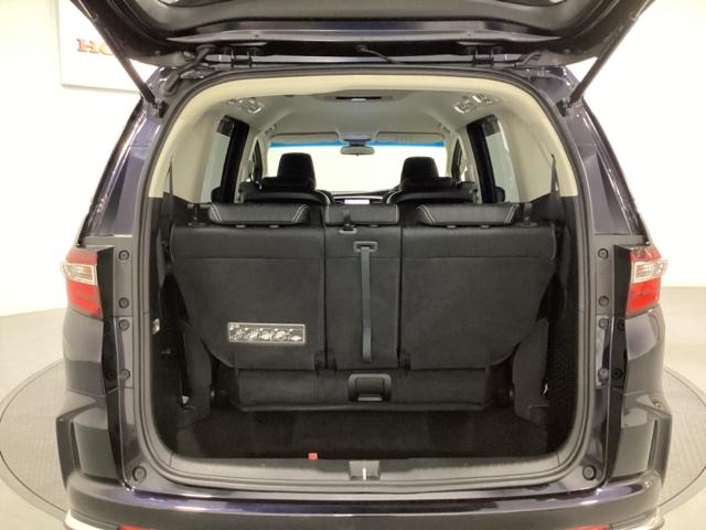 トランクの床は底が深く大きな収納スペースがあり、３列目シートはそこに収納できるようになっています。開口部も広く荷物の積み下ろしもしやすいお車となっております。