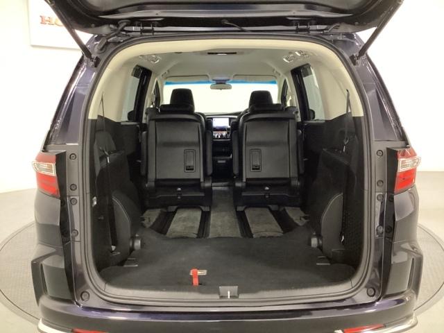 ３列目シートは床下に収納できるタイプになっています。２列目シートを最前までスライドさせれば広い荷物スペースが出現します。床面は段差も少なく荷物の出し入れもしやすくなっています。