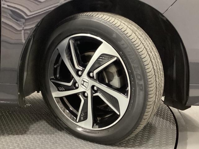 精悍なデザインの純正アルミホイールを装備しています。足元を引き立てて、美しいボディラインを一層引き締めてくれています。