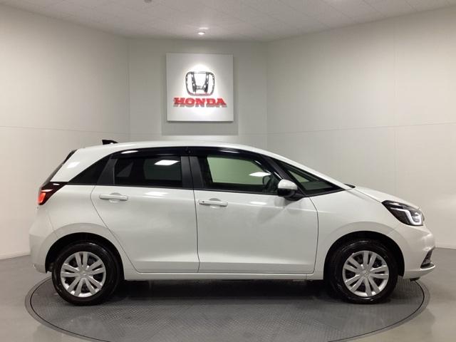 フィット ｅ：ＨＥＶホーム　中古スタッドレスタイヤ、純正メモリーナビ、ドライブレコーダー前後装着＋ＥＴＣ付　当社デモカー　リヤカメラ　ＶＳＡ　サイドカーテンエアバック　前後ソナー　スマートキ　ＥＣＯＮモード　踏み間違い防止（6枚目）