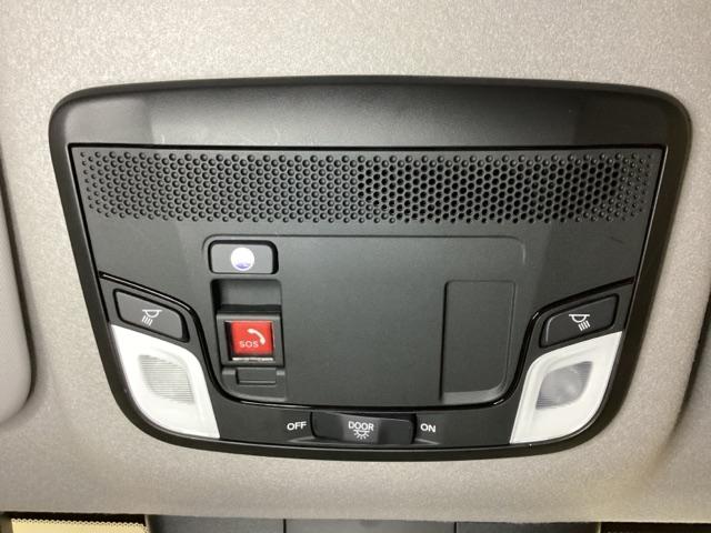 フィット ｅ：ＨＥＶホーム　中古スタッドレスタイヤ、純正メモリーナビ、ドライブレコーダー前後装着＋ＥＴＣ付　当社デモカー　リヤカメラ　ＶＳＡ　サイドカーテンエアバック　前後ソナー　スマートキ　ＥＣＯＮモード　踏み間違い防止（8枚目）