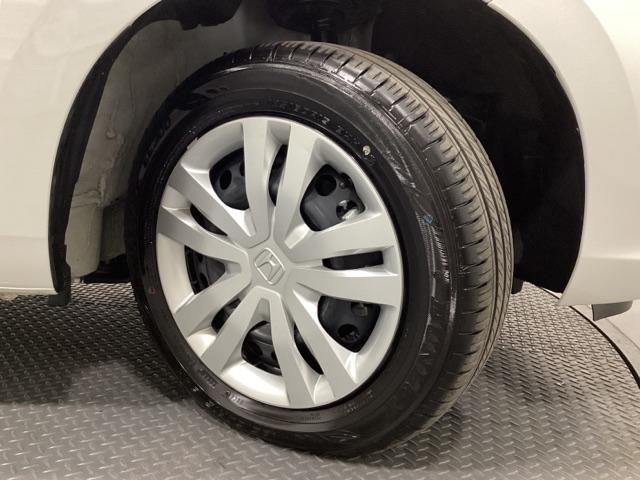 フィット ｅ：ＨＥＶホーム　中古スタッドレスタイヤ、純正メモリーナビ、ドライブレコーダー前後装着＋ＥＴＣ付　当社デモカー　リヤカメラ　ＶＳＡ　サイドカーテンエアバック　前後ソナー　スマートキ　ＥＣＯＮモード　踏み間違い防止（27枚目）