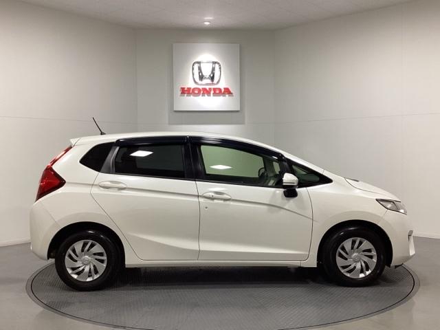 フィット １３Ｇ・Ｆパッケージ　光触媒抗菌消臭施工済　イモビ　ＤＶＤ再生可能　スマ－トキ－　ＶＳＡ　地デジＴＶ　助手席エアバッグ　Ｒカメラ　オートエアコン　エアバック　ＰＳ　キ－フリ－　ＰＷ　ＡＢＳ　ＴＶナビ　アイドリングＳＴＯＰ（4枚目）