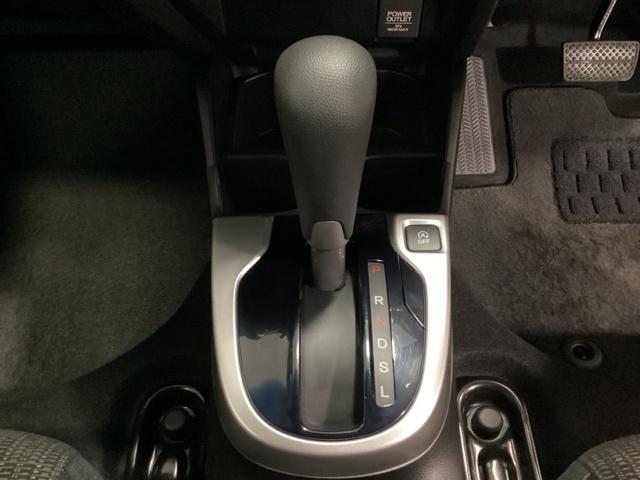 フィット １３Ｇ・Ｆパッケージ　光触媒抗菌消臭施工済　イモビ　ＤＶＤ再生可能　スマ－トキ－　ＶＳＡ　地デジＴＶ　助手席エアバッグ　Ｒカメラ　オートエアコン　エアバック　ＰＳ　キ－フリ－　ＰＷ　ＡＢＳ　ＴＶナビ　アイドリングＳＴＯＰ（8枚目）