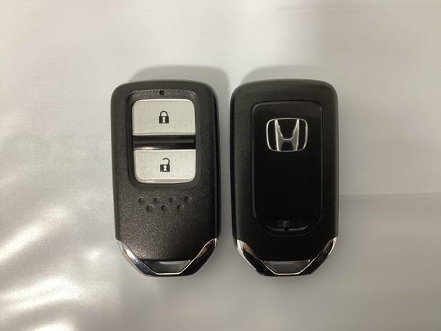 フィット １３Ｇ・Ｆパッケージ　光触媒抗菌消臭施工済　イモビ　ＤＶＤ再生可能　スマ－トキ－　ＶＳＡ　地デジＴＶ　助手席エアバッグ　Ｒカメラ　オートエアコン　エアバック　ＰＳ　キ－フリ－　ＰＷ　ＡＢＳ　ＴＶナビ　アイドリングＳＴＯＰ（12枚目）