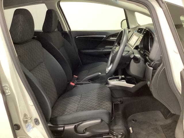 フィット １３Ｇ・Ｆパッケージ　光触媒抗菌消臭施工済　イモビ　ＤＶＤ再生可能　スマ－トキ－　ＶＳＡ　地デジＴＶ　助手席エアバッグ　Ｒカメラ　オートエアコン　エアバック　ＰＳ　キ－フリ－　ＰＷ　ＡＢＳ　ＴＶナビ　アイドリングＳＴＯＰ（15枚目）