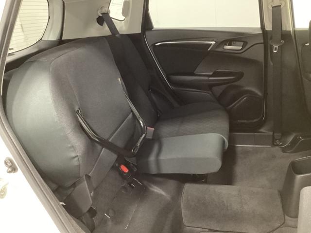 フィット １３Ｇ・Ｆパッケージ　光触媒抗菌消臭施工済　イモビ　ＤＶＤ再生可能　スマ－トキ－　ＶＳＡ　地デジＴＶ　助手席エアバッグ　Ｒカメラ　オートエアコン　エアバック　ＰＳ　キ－フリ－　ＰＷ　ＡＢＳ　ＴＶナビ　アイドリングＳＴＯＰ（16枚目）