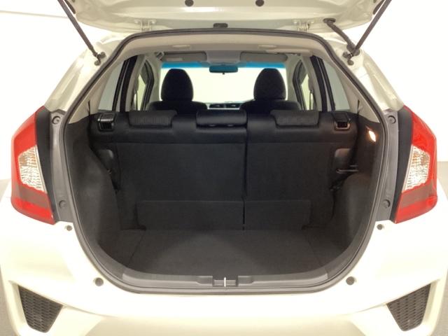 フィット １３Ｇ・Ｆパッケージ　光触媒抗菌消臭施工済　イモビ　ＤＶＤ再生可能　スマ－トキ－　ＶＳＡ　地デジＴＶ　助手席エアバッグ　Ｒカメラ　オートエアコン　エアバック　ＰＳ　キ－フリ－　ＰＷ　ＡＢＳ　ＴＶナビ　アイドリングＳＴＯＰ（17枚目）