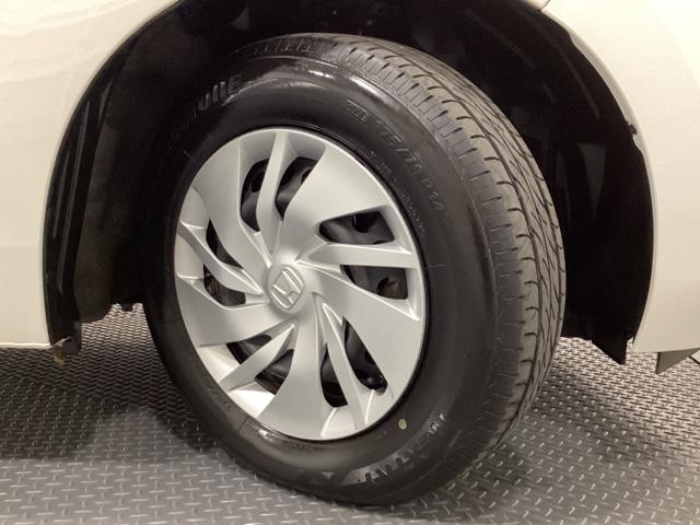 フィット １３Ｇ・Ｆパッケージ　光触媒抗菌消臭施工済　イモビ　ＤＶＤ再生可能　スマ－トキ－　ＶＳＡ　地デジＴＶ　助手席エアバッグ　Ｒカメラ　オートエアコン　エアバック　ＰＳ　キ－フリ－　ＰＷ　ＡＢＳ　ＴＶナビ　アイドリングＳＴＯＰ（20枚目）