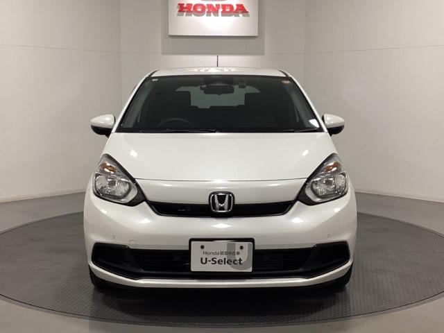 フィット ベーシック 中古スタッドレスタイヤ、純正CDチューナー、ドライブレコーダー前後装着+ETC付 当社デモカー コーナーセンサー 横滑防止装置 オートエアコン パワーウインドウ 盗難防止システム ABS ワンオーナー(4枚目)