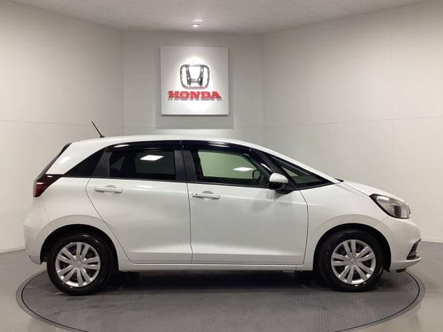 フィット ベーシック 中古スタッドレスタイヤ、純正CDチューナー、ドライブレコーダー前後装着+ETC付 当社デモカー コーナーセンサー 横滑防止装置 オートエアコン パワーウインドウ 盗難防止システム ABS ワンオーナー(6枚目)