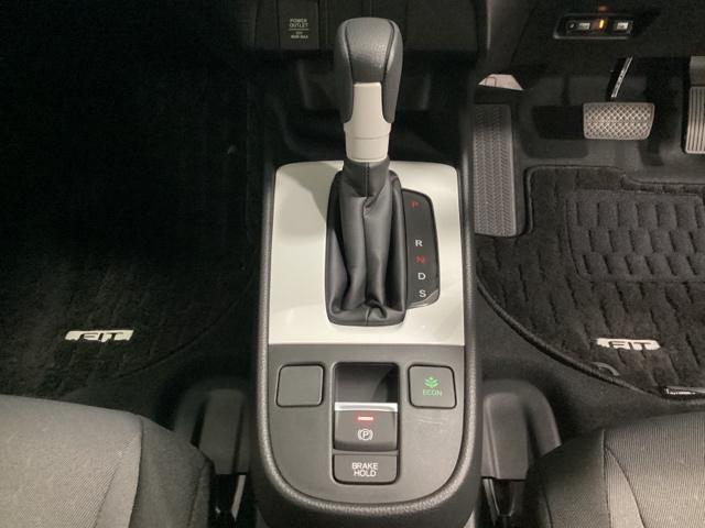 フィット ベーシック 中古スタッドレスタイヤ、純正CDチューナー、ドライブレコーダー前後装着+ETC付 当社デモカー コーナーセンサー 横滑防止装置 オートエアコン パワーウインドウ 盗難防止システム ABS ワンオーナー(9枚目)