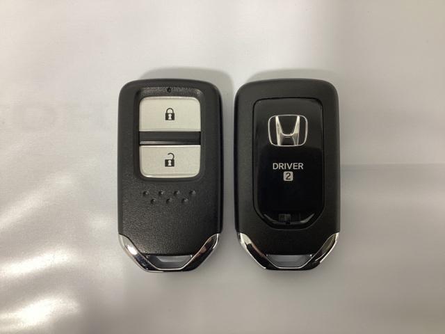 フィット ベーシック 中古スタッドレスタイヤ、純正CDチューナー、ドライブレコーダー前後装着+ETC付 当社デモカー コーナーセンサー 横滑防止装置 オートエアコン パワーウインドウ 盗難防止システム ABS ワンオーナー(13枚目)