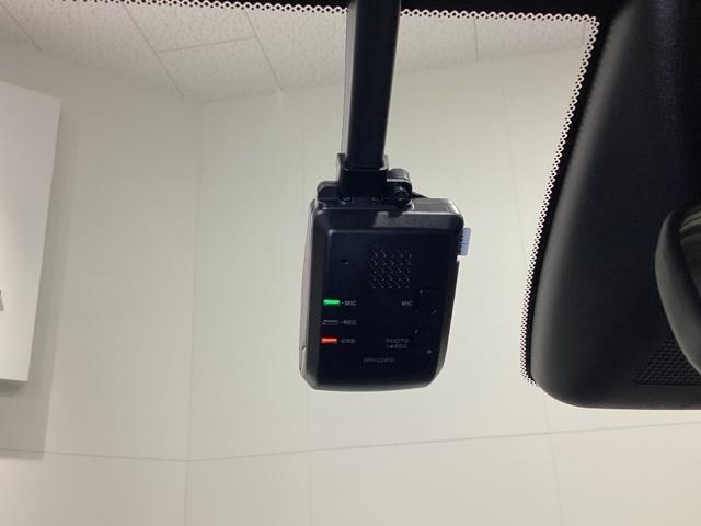 フィット ベーシック 中古スタッドレスタイヤ、純正CDチューナー、ドライブレコーダー前後装着+ETC付 当社デモカー コーナーセンサー 横滑防止装置 オートエアコン パワーウインドウ 盗難防止システム ABS ワンオーナー(16枚目)