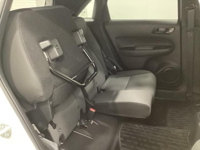 フィット ベーシック 中古スタッドレスタイヤ、純正CDチューナー、ドライブレコーダー前後装着+ETC付 当社デモカー コーナーセンサー 横滑防止装置 オートエアコン パワーウインドウ 盗難防止システム ABS ワンオーナー(20枚目)