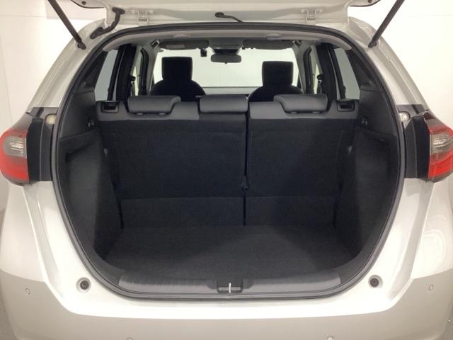 フィット ベーシック 中古スタッドレスタイヤ、純正CDチューナー、ドライブレコーダー前後装着+ETC付 当社デモカー コーナーセンサー 横滑防止装置 オートエアコン パワーウインドウ 盗難防止システム ABS ワンオーナー(21枚目)