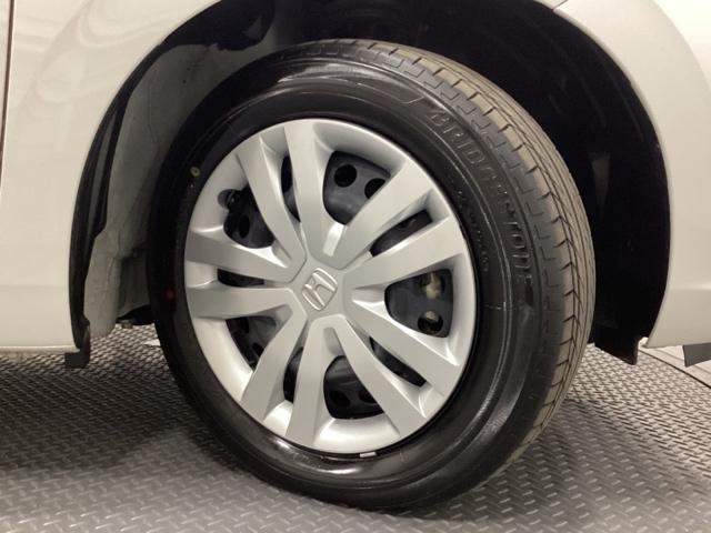 フィット ベーシック 中古スタッドレスタイヤ、純正CDチューナー、ドライブレコーダー前後装着+ETC付 当社デモカー コーナーセンサー 横滑防止装置 オートエアコン パワーウインドウ 盗難防止システム ABS ワンオーナー(24枚目)