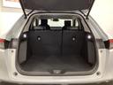 ラゲッジも広く使いやすいトランクは、開口部も広く荷物の積み下ろしもしやすいお車となっております。リアシートの背もたれは6:4の割合で分割して可倒できるので、長いお荷物などを載せることもできます。