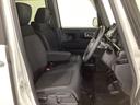 女性でも運転がしやすいように、シートの高さ調整機能(シートリフター)がついています。運転席と助手席の間が空いている為、助手席側への移動がスムーズです。交通量の多い道でも助手席側から乗り降りができます。