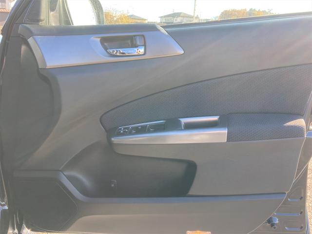 2.0i-S 4WD ドライブレコーダー ETC ナビ アルミホイール オートライト スマートキー 3列シート フルフラット CVT 盗難防止システム 衝突安全ボディ ABS ESC エアコン パワーステアリング(31枚目)