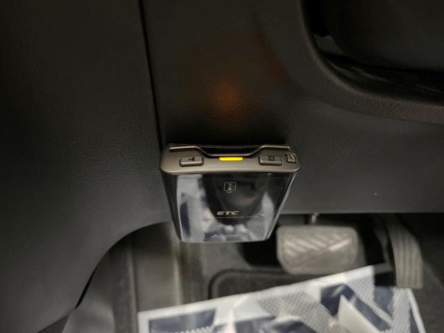 ベースグレード 衝突軽減 禁煙車 KENWOOD新品ナビ LEDヘッド レーダークルーズ ドライブレコーダー 革巻きステアリング パドルシフト 純正17インチアルミ フォグライト プライバシーガラス オートエアコン(5枚目)