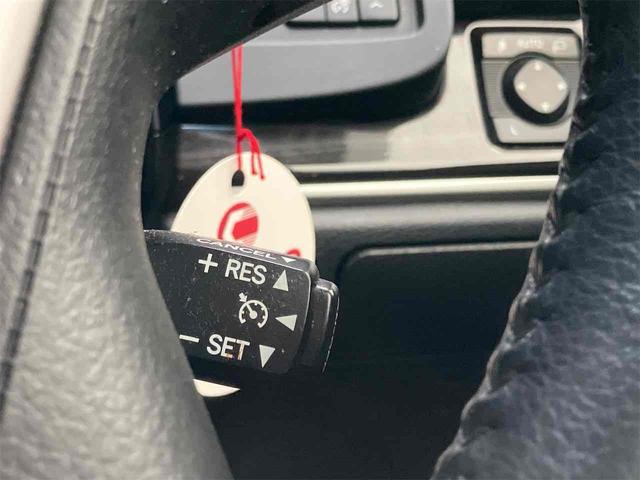 高速道路で便利なクルーズコントロール機能が付いていますよ。速度を設定するとアクセルを踏まなくても一定の速度で走ることができるので足を休ませる事ができますね。