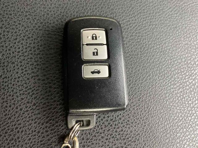 付いてて便利！とても人気の高い装備のスマートキーシステム。キーを携帯しているだけで、ドアロックの開閉並びにエンジンの始動が可能な装備です。プッシュスタートですのでエンジンの始動もボタンを押すだけです