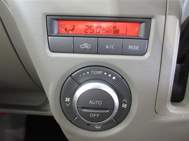 使いやすい位置に配置されたエアコンスイッチパネル。オートエアコンでいつも車内は適切な温度に保たれます。