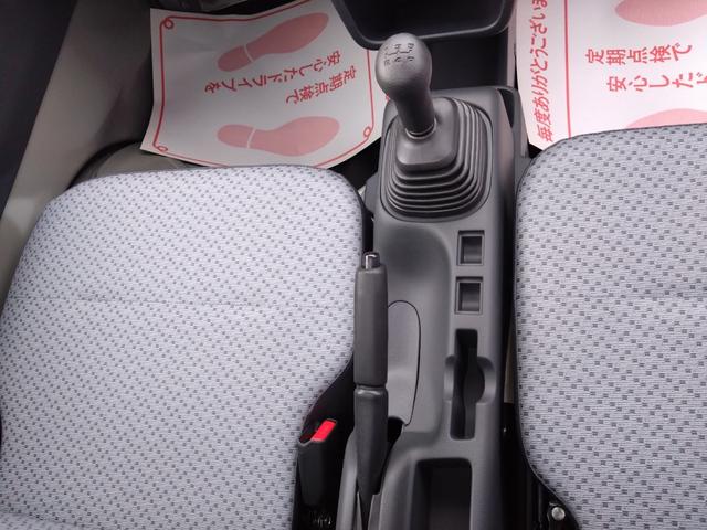 キャリイトラック ＫＣエアコン・パワステ　４ＷＤ　５速マニュアル　エアコン　パワステ　キーレス　パワーウィンドウ　Ｗエアバッグ　３方開　スズキセーフティサポート非装着車（17枚目）