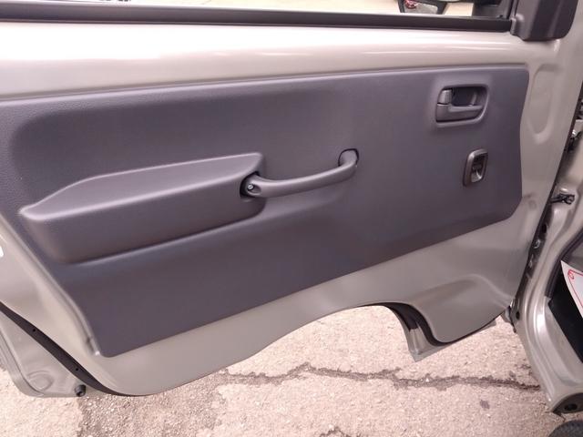 キャリイトラック ＫＣエアコン・パワステ　４ＷＤ　５速マニュアル　エアコン　パワステ　キーレス　パワーウィンドウ　Ｗエアバッグ　３方開　スズキセーフティサポート非装着車（13枚目）