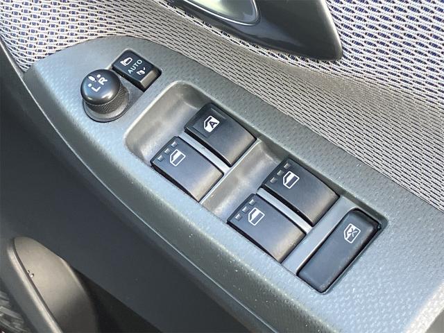 パワーウィンドウのスイッチですよ。運転席に居ながら窓を開け閉めのコントロールできますよ。