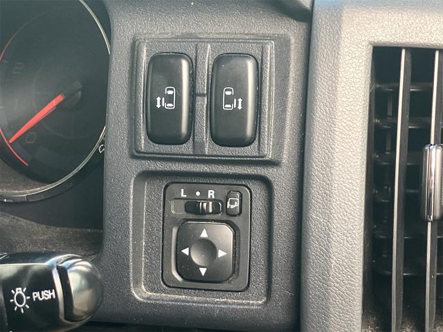 デリカD:5 シャモニー 4WD ETC オートクルーズコントロール 両側電動スライドドア オートライト HID スマートキー 電動格納ミラー 後席モニター 3列シート CVT アルミホイール 100V電源 盗難防止システム(7枚目)