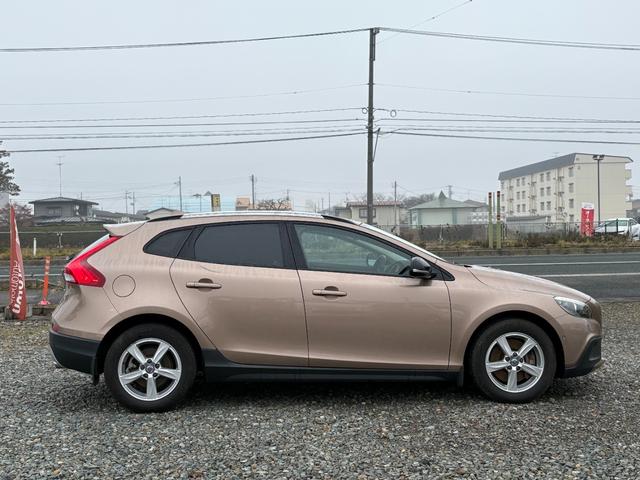 Ｖ４０ クロスカントリー　Ｄ４　純正ＡＷ（夏・冬）／ワンオーナー／１２Ｖ電源／ルーフレール／パワーシート／プライバシーガラス／フロントフォグ／リアフォグ／オートドアミラー（8枚目）