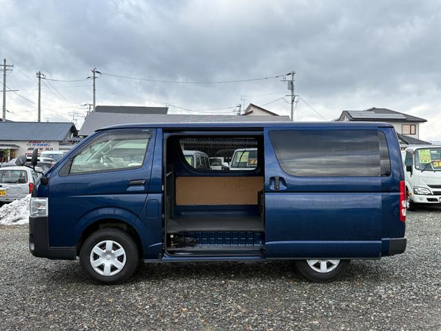 ハイエースバン ロングDX マニュアル/リアヒーター/純正フロアマット/プライバシーガラス/ラジオ/純正ドアバイザー/キーレス/スペアキー付属(8枚目)