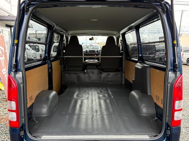 ハイエースバン ロングDX マニュアル/リアヒーター/純正フロアマット/プライバシーガラス/ラジオ/純正ドアバイザー/キーレス/スペアキー付属(13枚目)