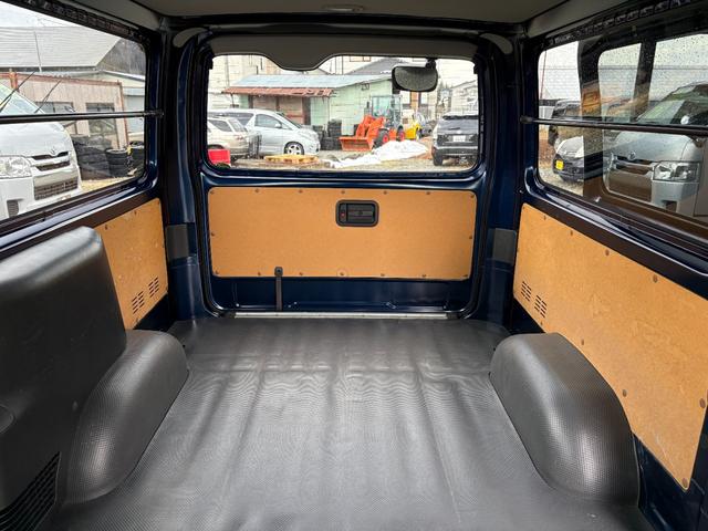 ハイエースバン ロングDX マニュアル/リアヒーター/純正フロアマット/プライバシーガラス/ラジオ/純正ドアバイザー/キーレス/スペアキー付属(14枚目)