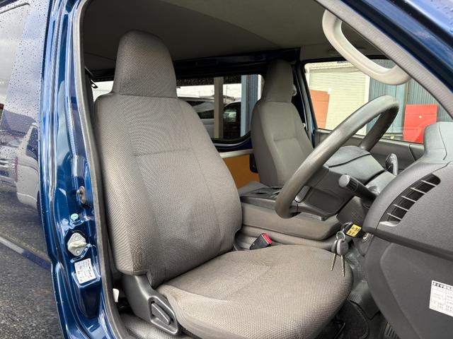 ハイエースバン ロングDX マニュアル/リアヒーター/純正フロアマット/プライバシーガラス/ラジオ/純正ドアバイザー/キーレス/スペアキー付属(17枚目)