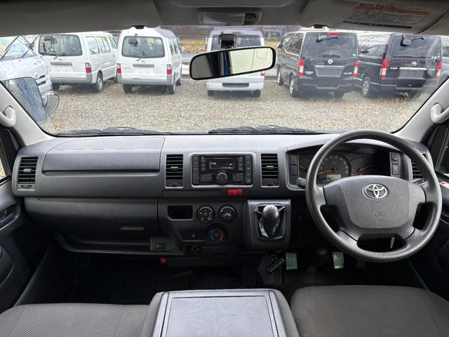 ハイエースバン ロングDX マニュアル/リアヒーター/純正フロアマット/プライバシーガラス/ラジオ/純正ドアバイザー/キーレス/スペアキー付属(18枚目)