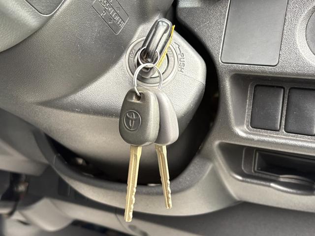 ハイエースバン ロングDX マニュアル/リアヒーター/純正フロアマット/プライバシーガラス/ラジオ/純正ドアバイザー/キーレス/スペアキー付属(20枚目)